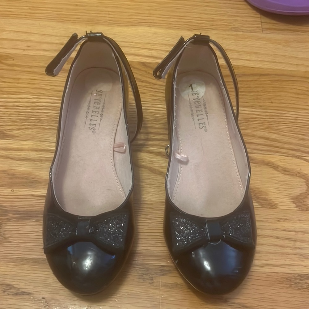Black Patent leather black shoe with little heel